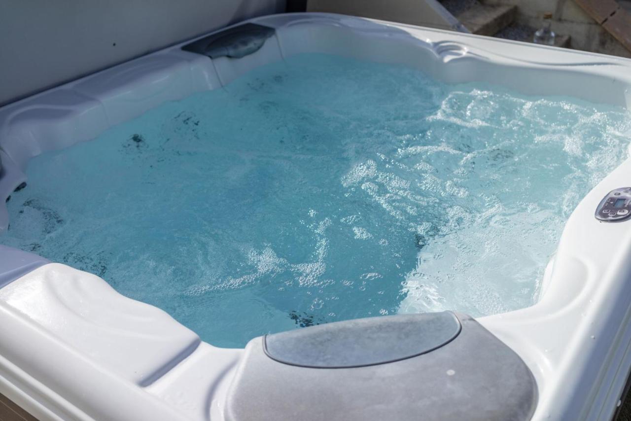Skylark Sleeps 8 Private Hot Tub & Dogs Welcome Nr Padstow, Resort Pool Bar & Watersports St Columb Major Exteriér fotografie